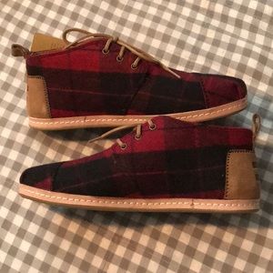 Toms Bota Women’s 8, Red Plaid Felt on Leather